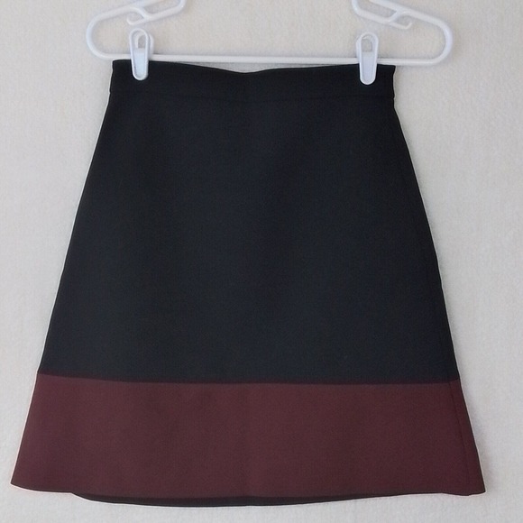 Forever 21 Contemporary Faux Suede Mini Skirt Size XS in Black, Burgundy - Picture 1 of 9